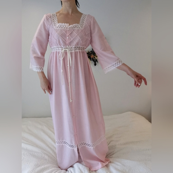 *sold* Medium vintage pink cotton nightgown, cottage core sleepwear - Picture 6 of 7